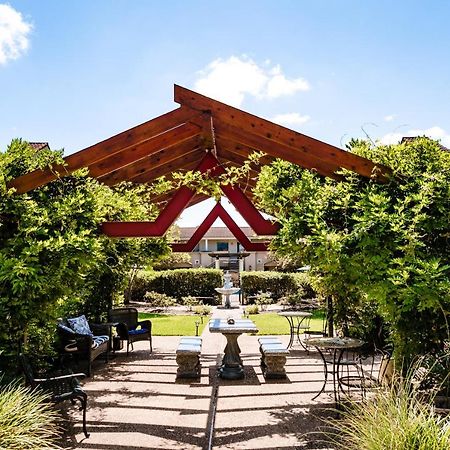 Vineyard Court Designer Suites Hotel College Station Esterno foto
