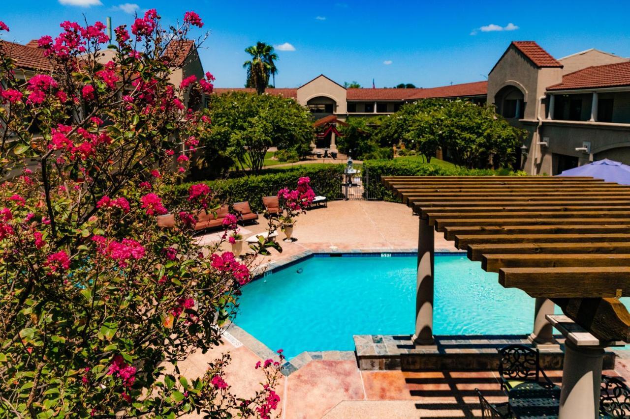 Vineyard Court Designer Suites Hotel College Station Esterno foto