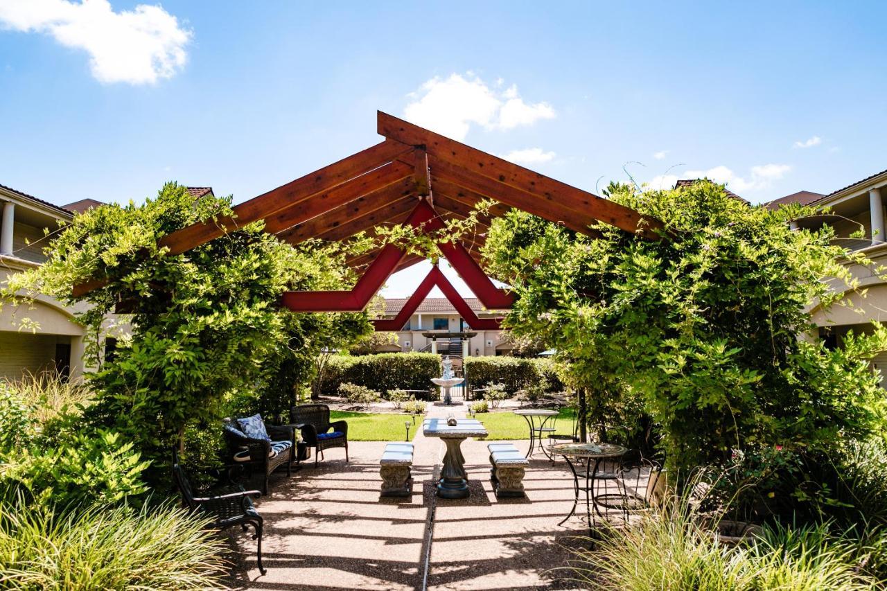 Vineyard Court Designer Suites Hotel College Station Esterno foto