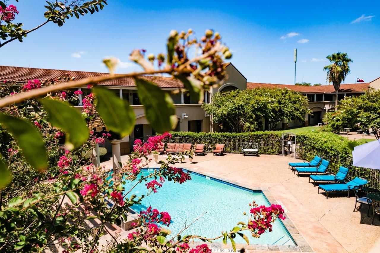 Vineyard Court Designer Suites Hotel College Station Esterno foto