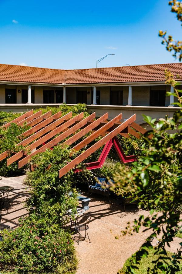 Vineyard Court Designer Suites Hotel College Station Esterno foto