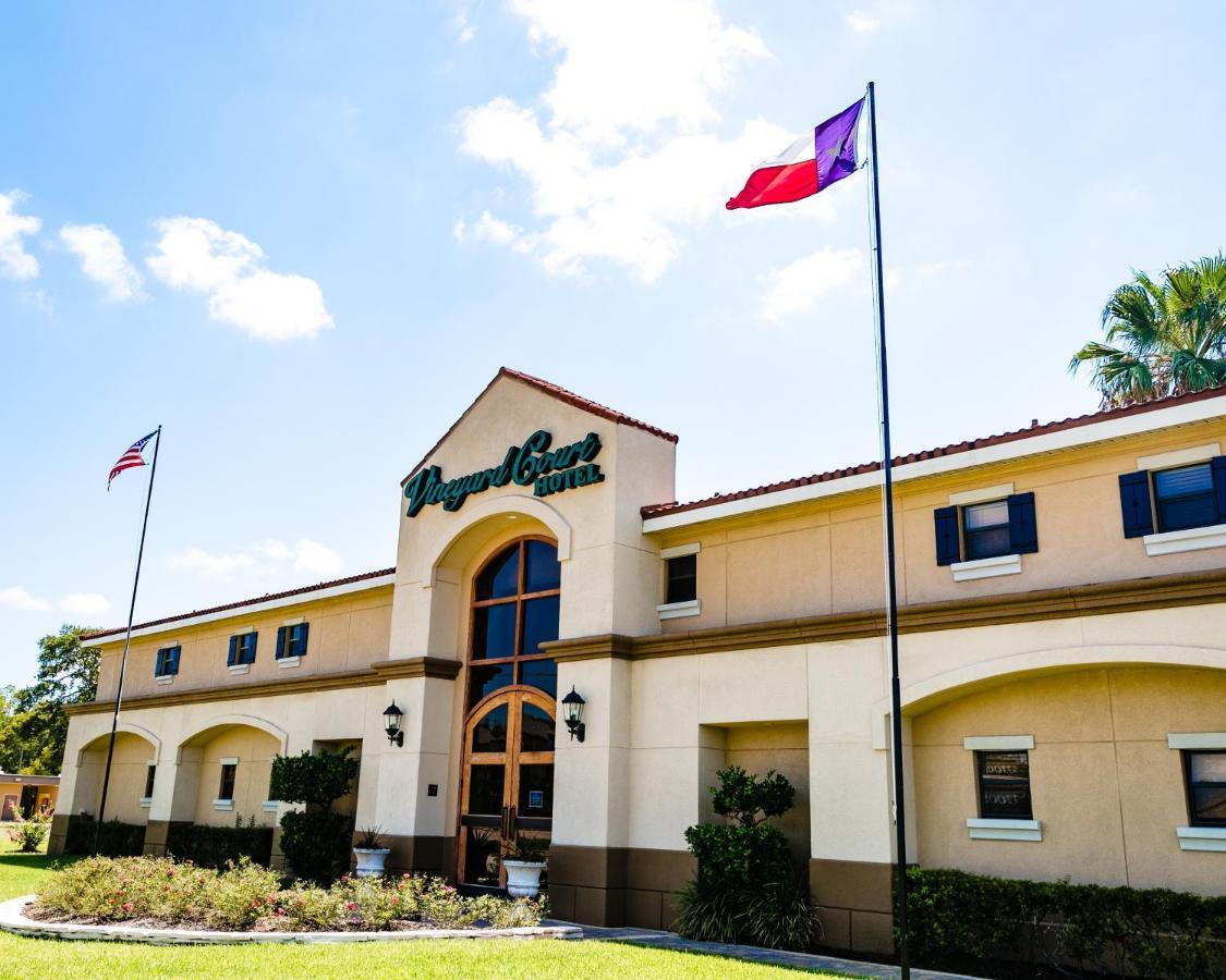 Vineyard Court Designer Suites Hotel College Station Esterno foto