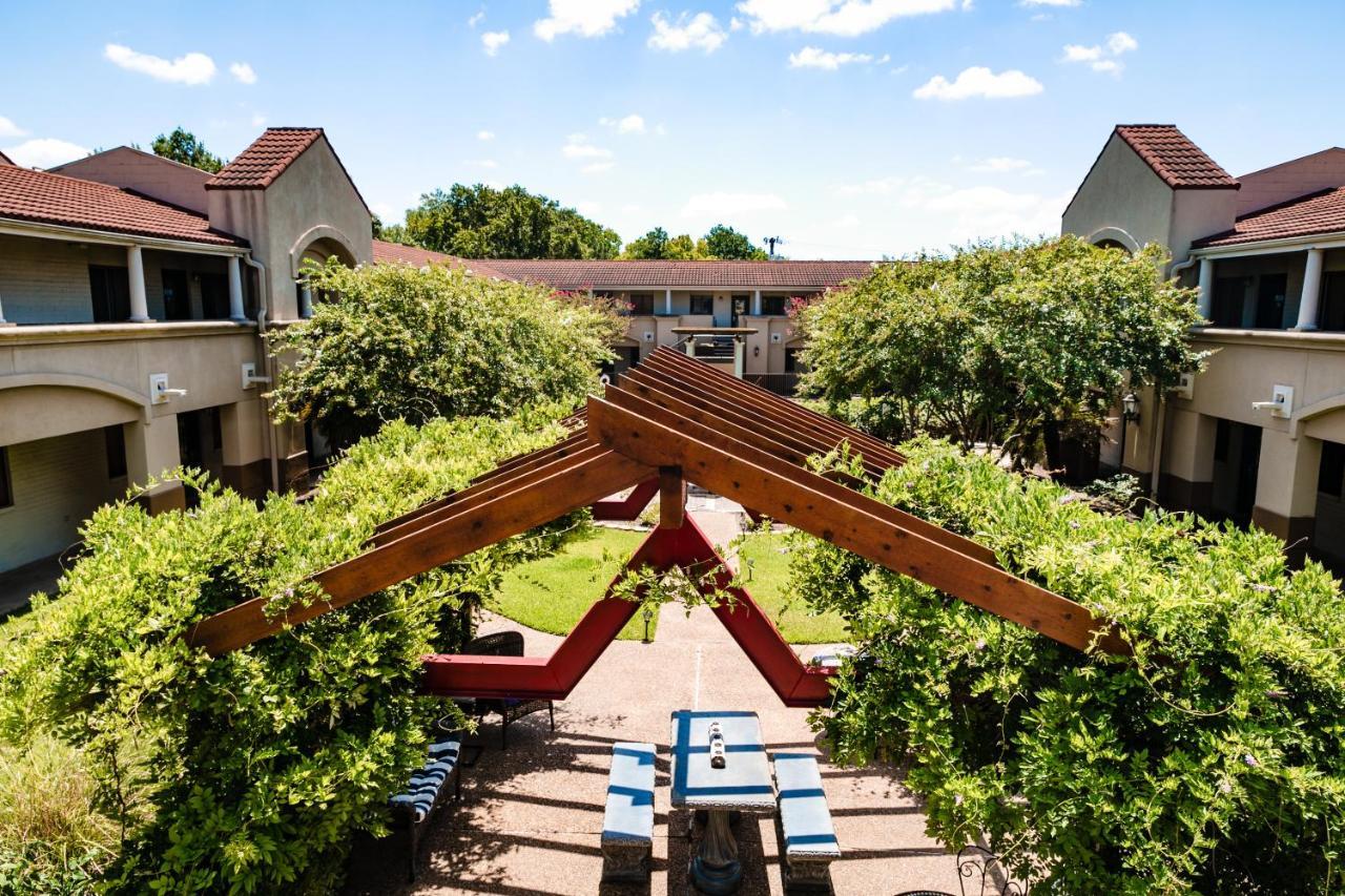 Vineyard Court Designer Suites Hotel College Station Esterno foto