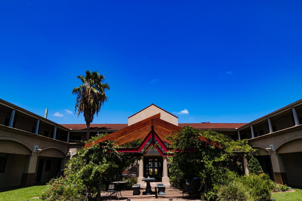Vineyard Court Designer Suites Hotel College Station Esterno foto