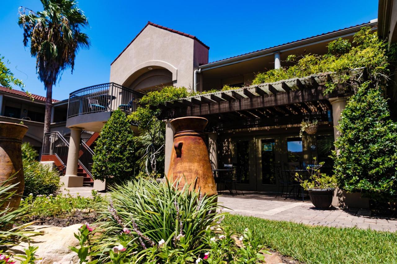 Vineyard Court Designer Suites Hotel College Station Esterno foto