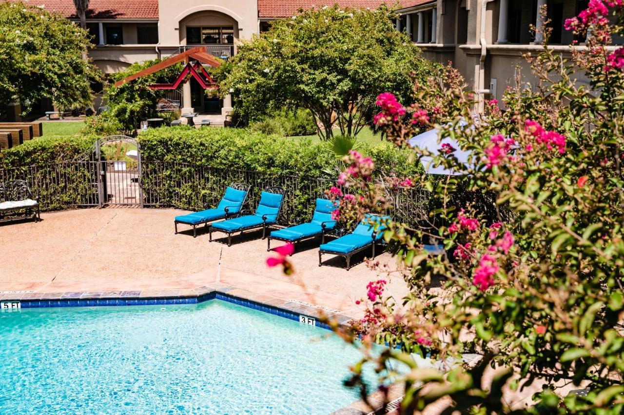 Vineyard Court Designer Suites Hotel College Station Esterno foto