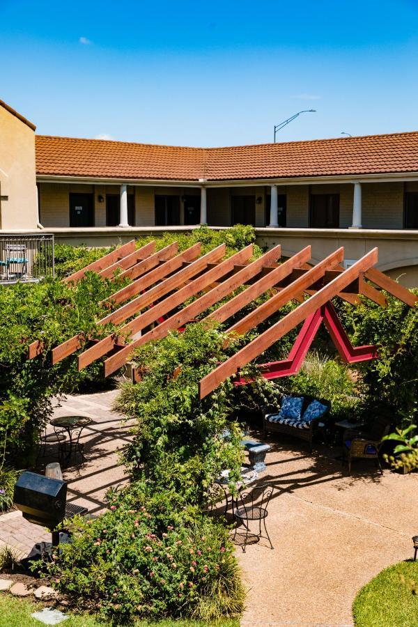 Vineyard Court Designer Suites Hotel College Station Esterno foto