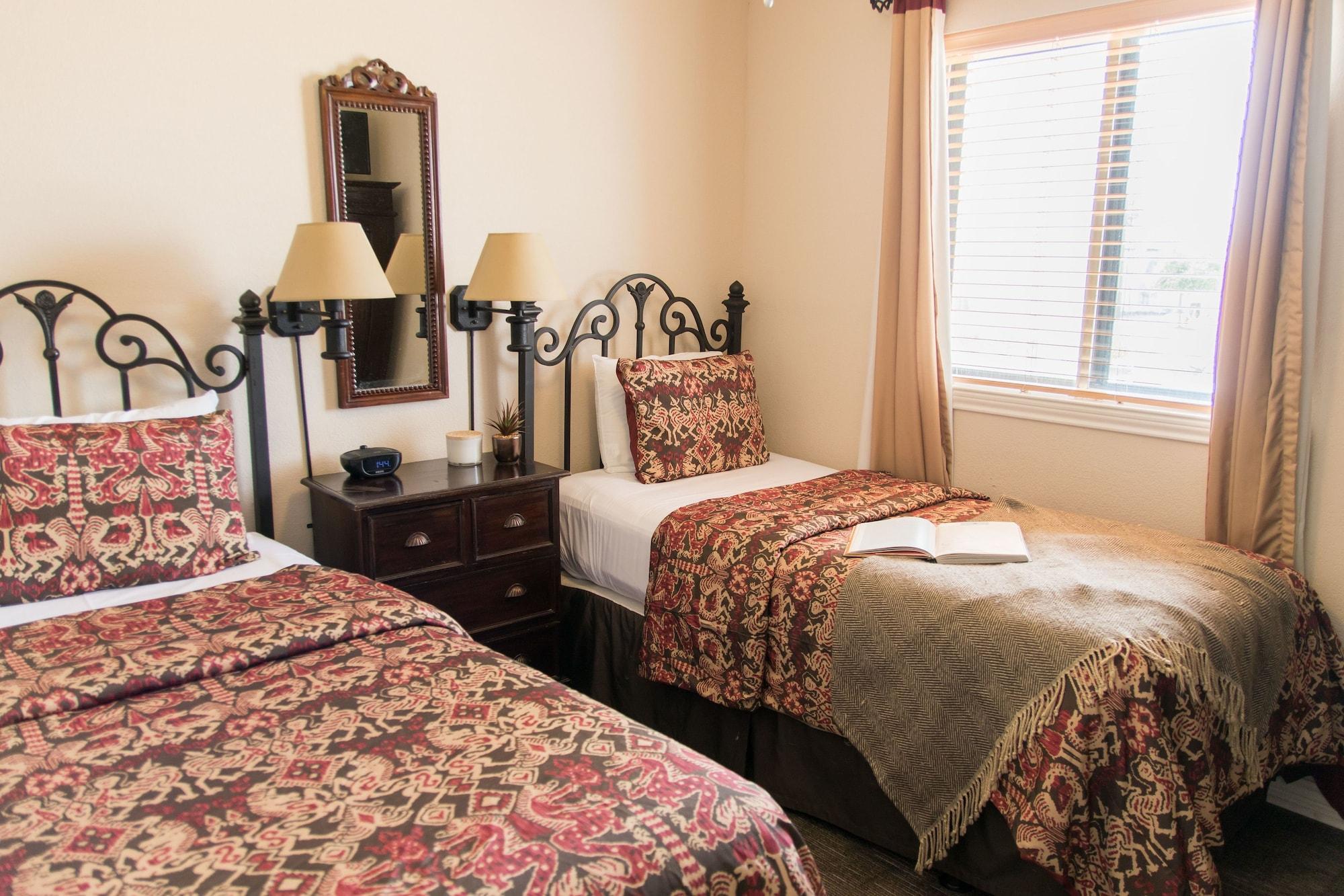 Vineyard Court Designer Suites Hotel College Station Esterno foto