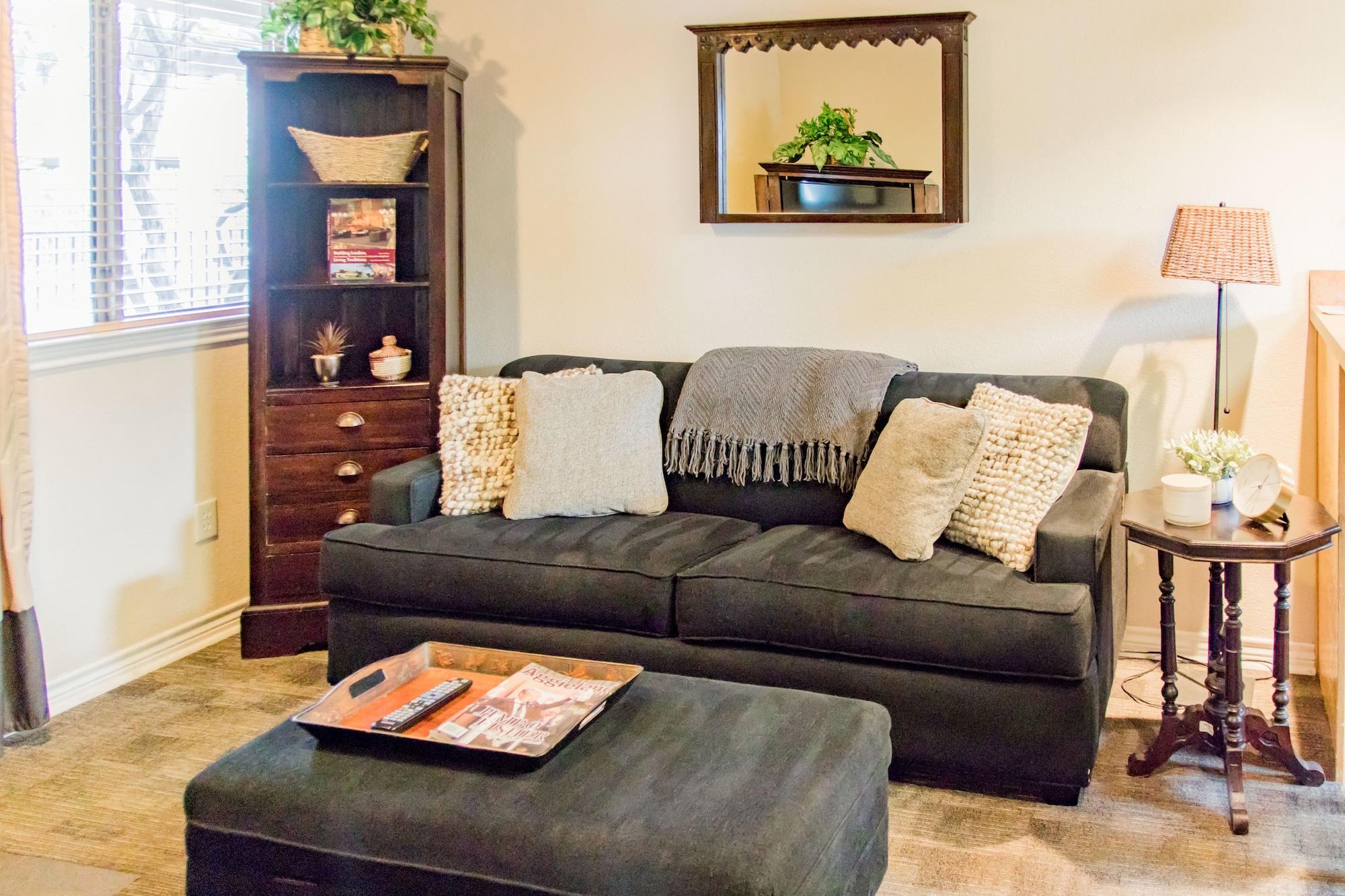 Vineyard Court Designer Suites Hotel College Station Esterno foto