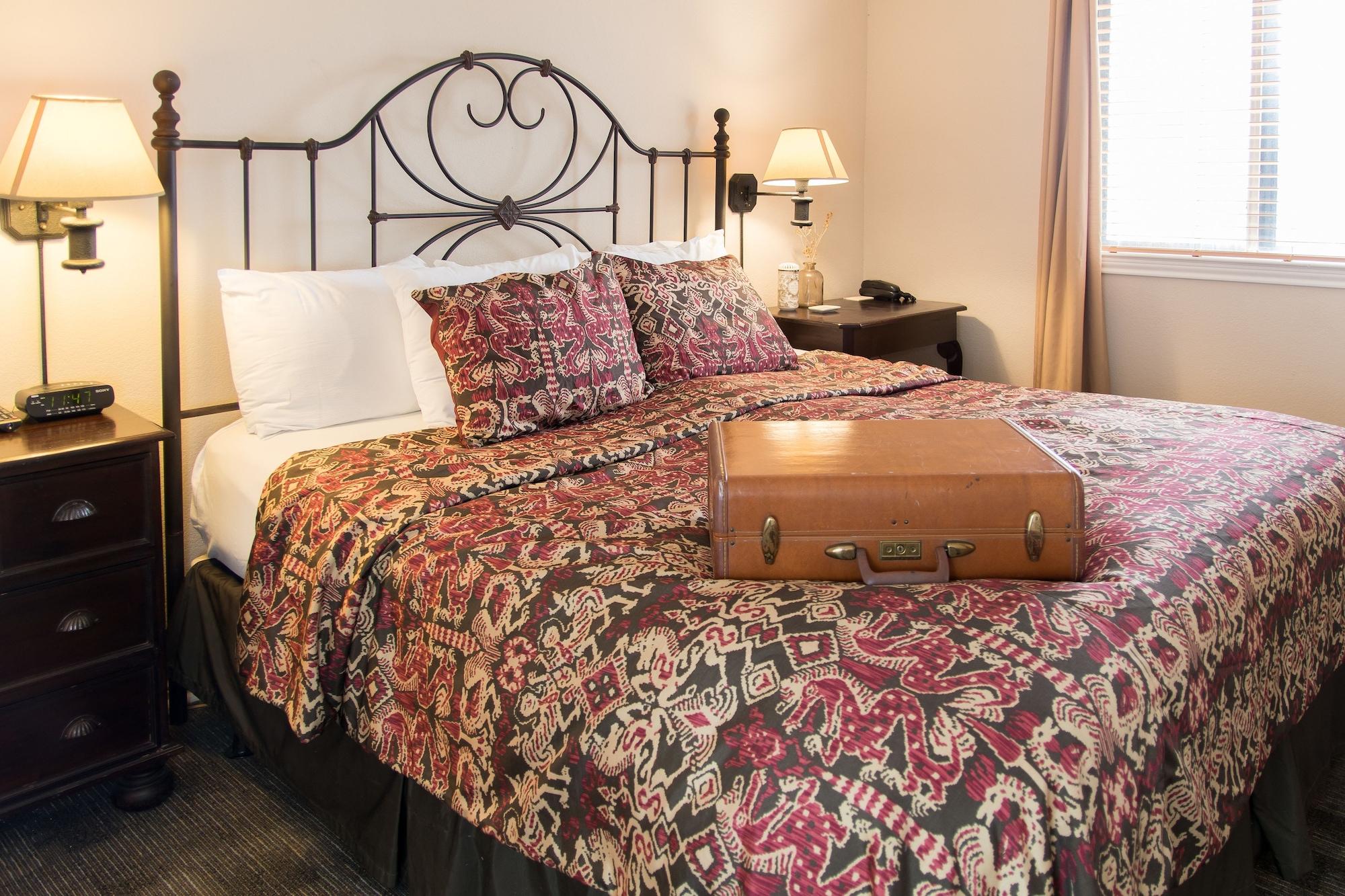 Vineyard Court Designer Suites Hotel College Station Esterno foto