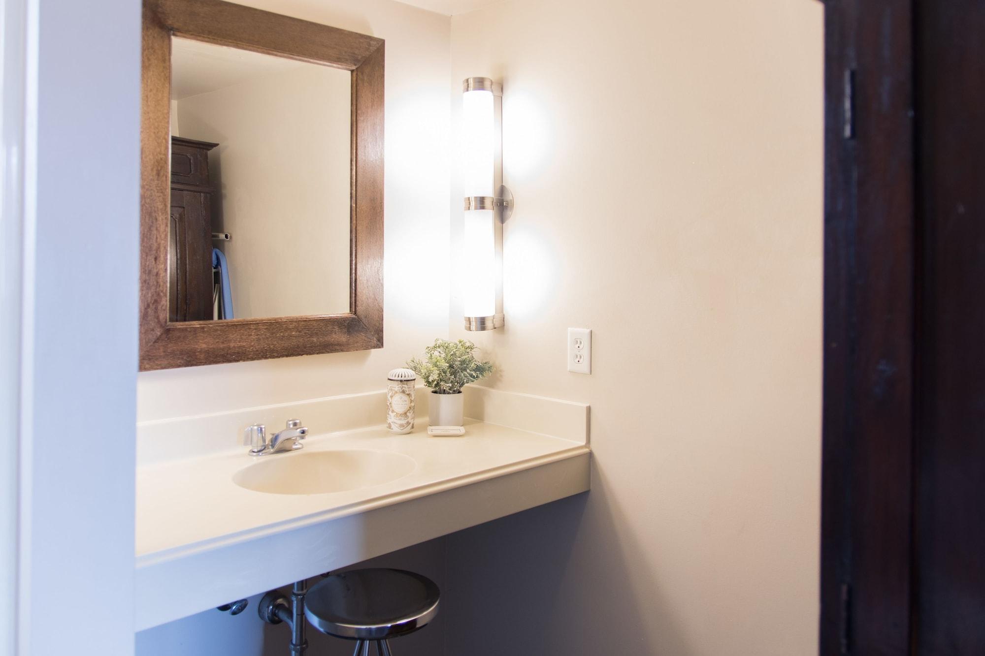 Vineyard Court Designer Suites Hotel College Station Esterno foto