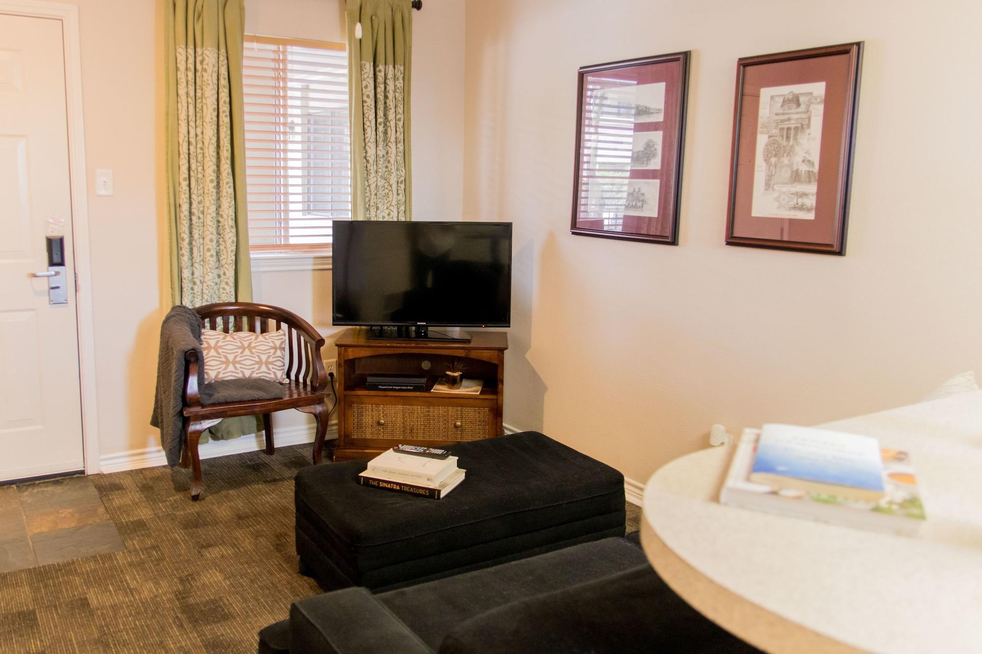 Vineyard Court Designer Suites Hotel College Station Esterno foto