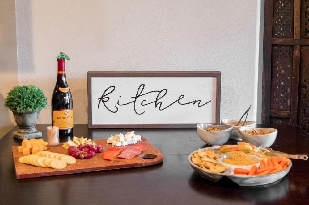 Vineyard Court Designer Suites Hotel College Station Esterno foto