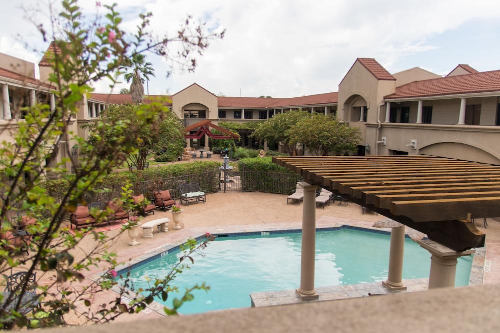 Vineyard Court Designer Suites Hotel College Station Esterno foto