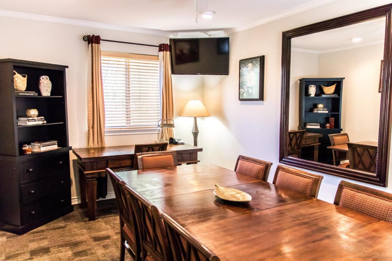 Vineyard Court Designer Suites Hotel College Station Esterno foto