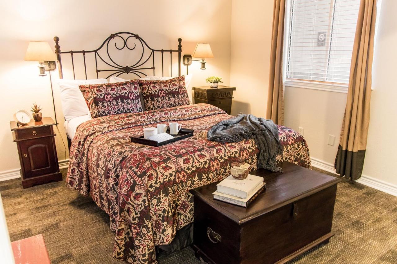 Vineyard Court Designer Suites Hotel College Station Esterno foto