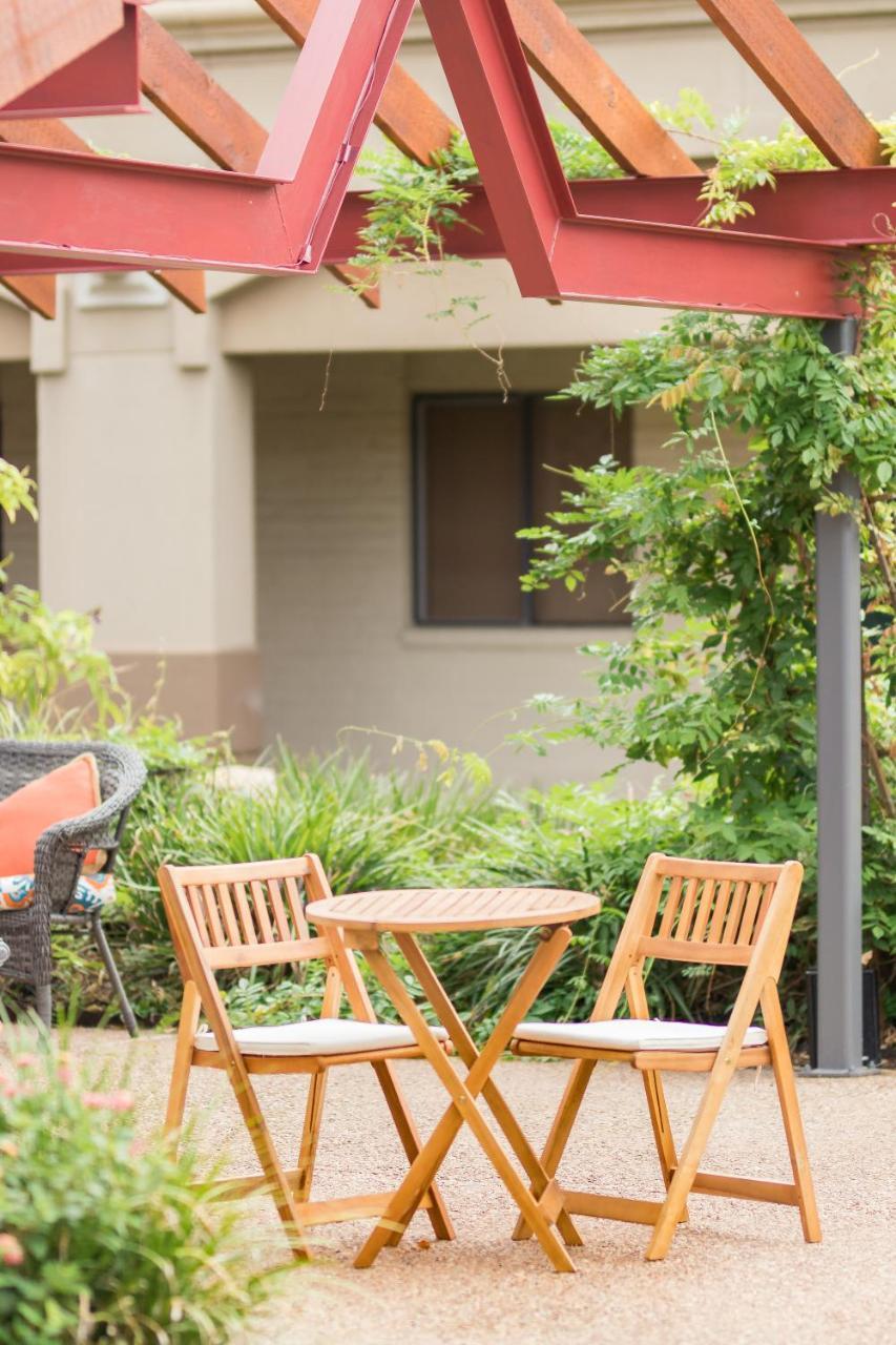 Vineyard Court Designer Suites Hotel College Station Esterno foto