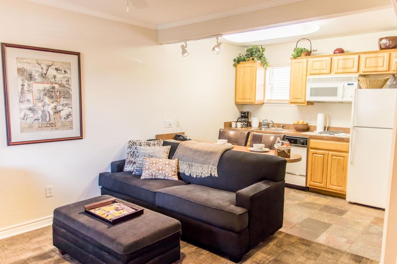 Vineyard Court Designer Suites Hotel College Station Esterno foto