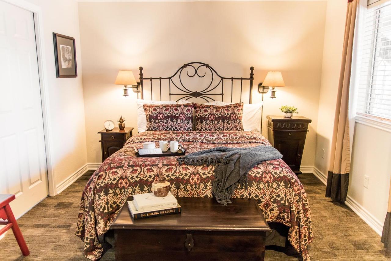 Vineyard Court Designer Suites Hotel College Station Esterno foto