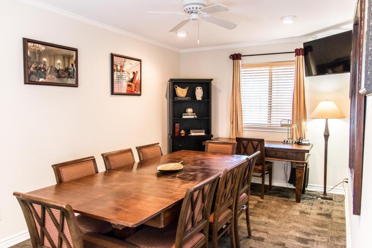 Vineyard Court Designer Suites Hotel College Station Esterno foto