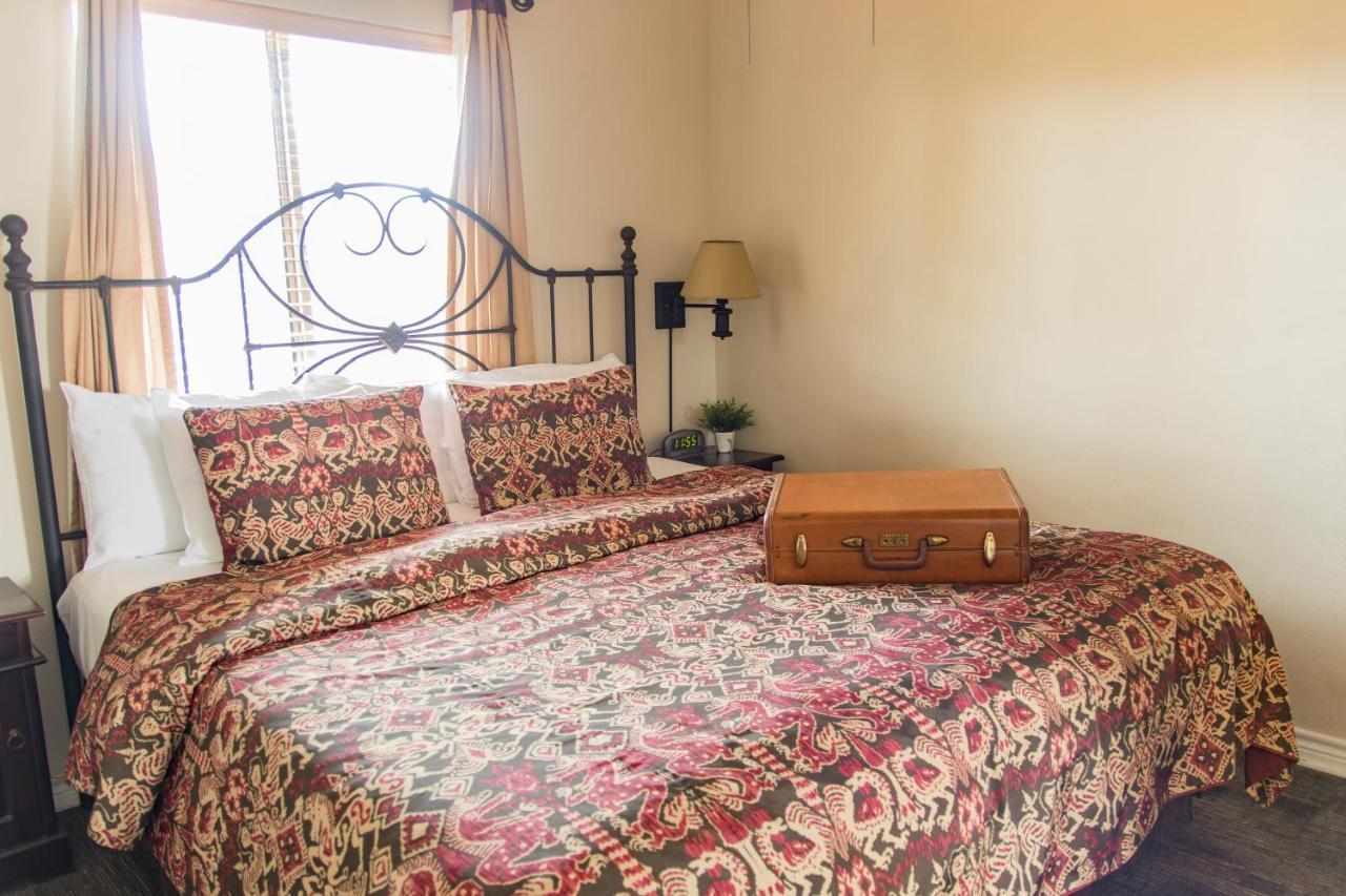 Vineyard Court Designer Suites Hotel College Station Esterno foto