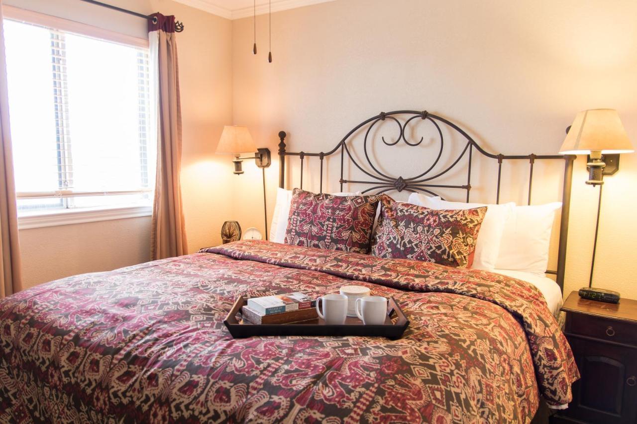 Vineyard Court Designer Suites Hotel College Station Esterno foto