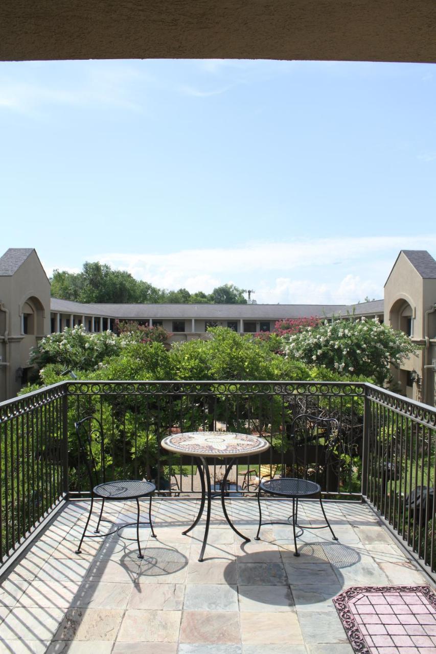 Vineyard Court Designer Suites Hotel College Station Esterno foto