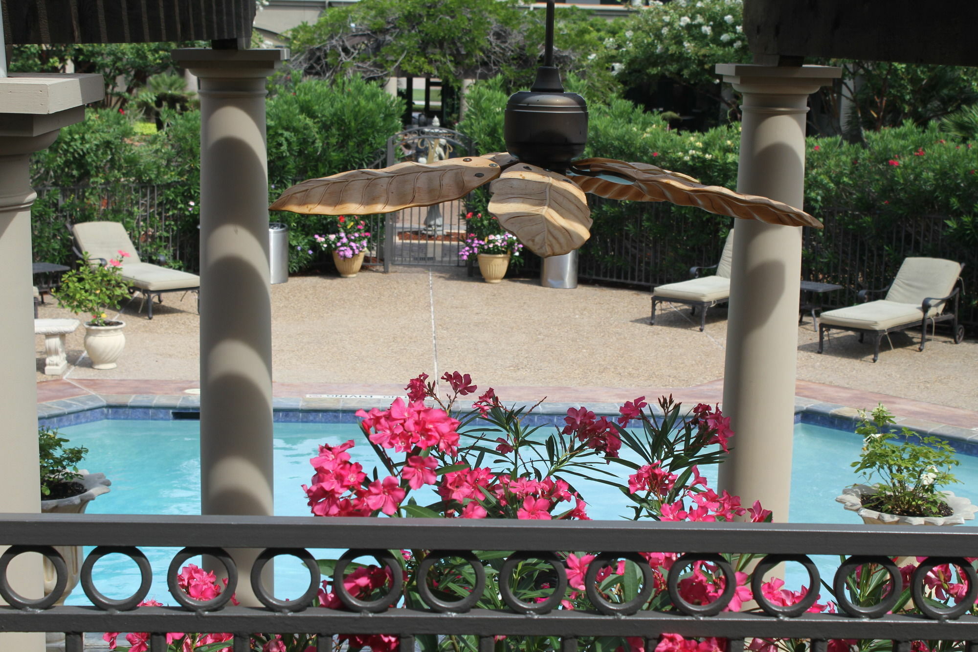 Vineyard Court Designer Suites Hotel College Station Esterno foto